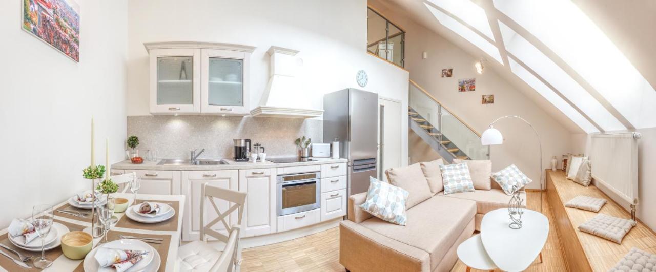 Modern Charvatova Apartament
