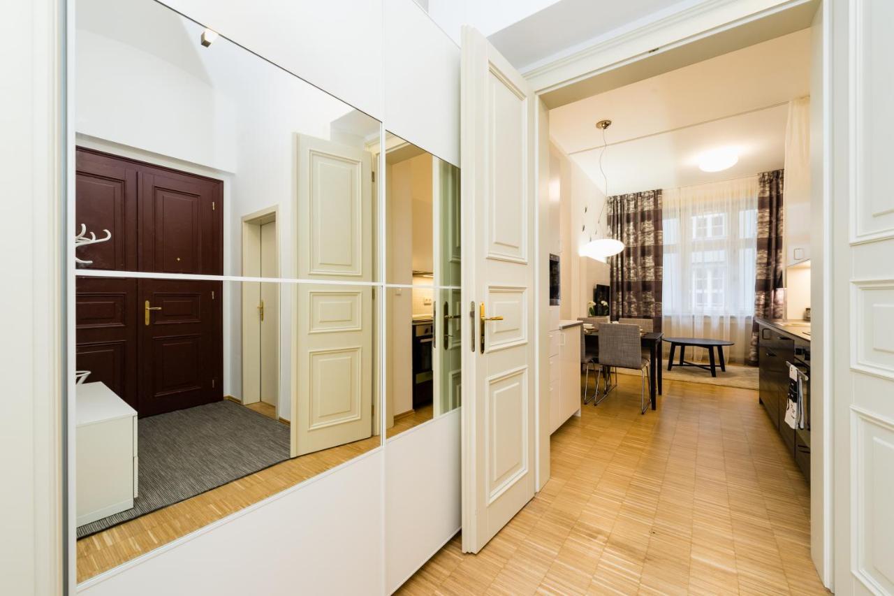 Modern Charvatova Apartament