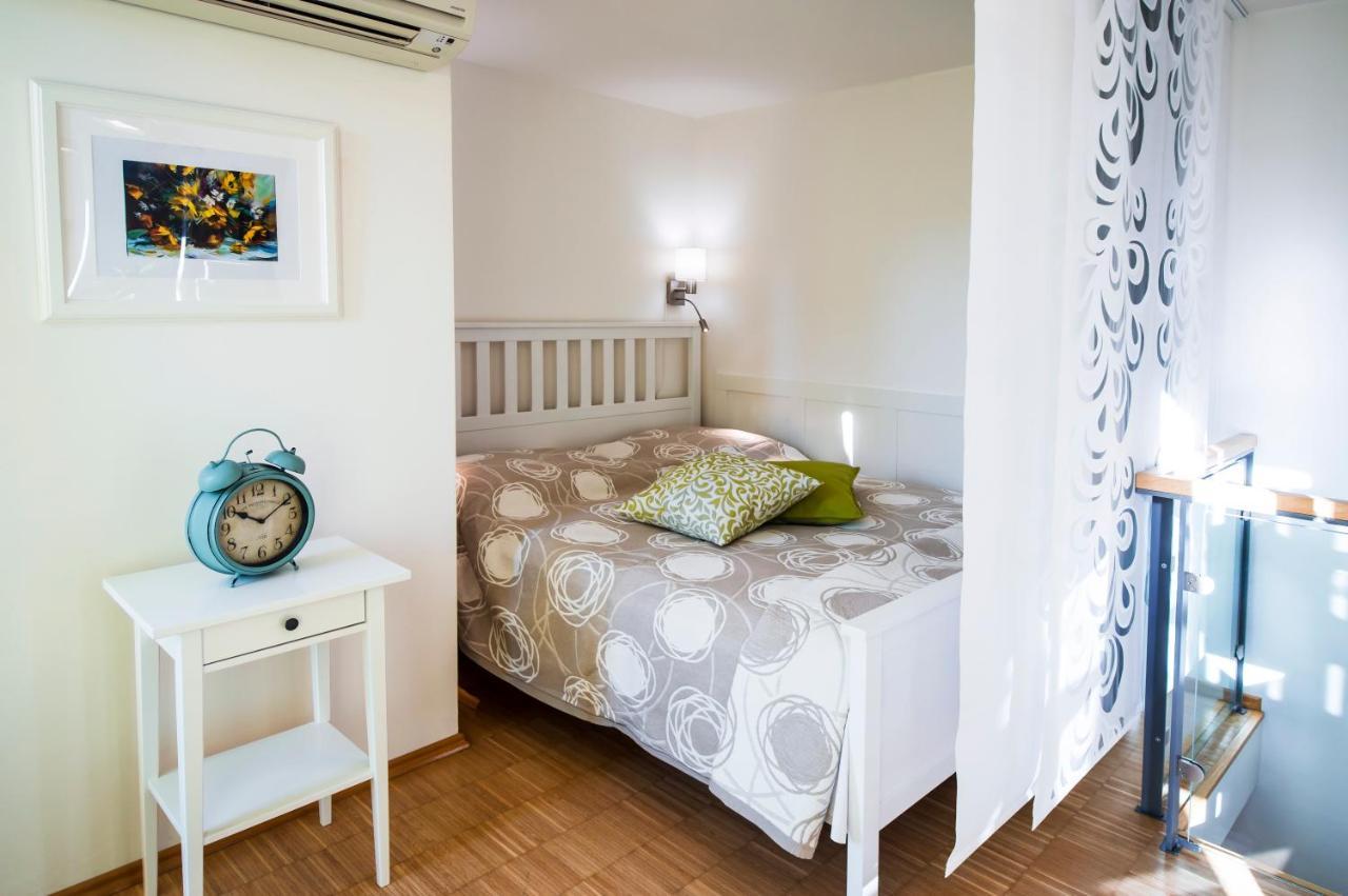 Modern Charvatova Apartament